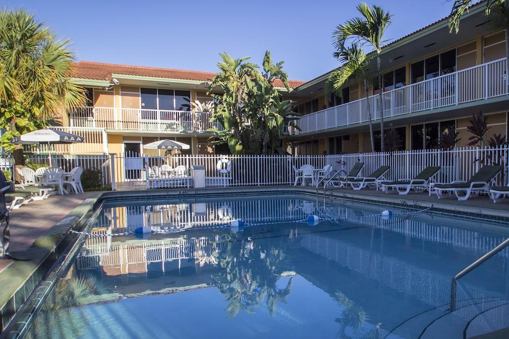 Quality Inn & Suites Airport-Cruise Port Hollywood Exterior photo