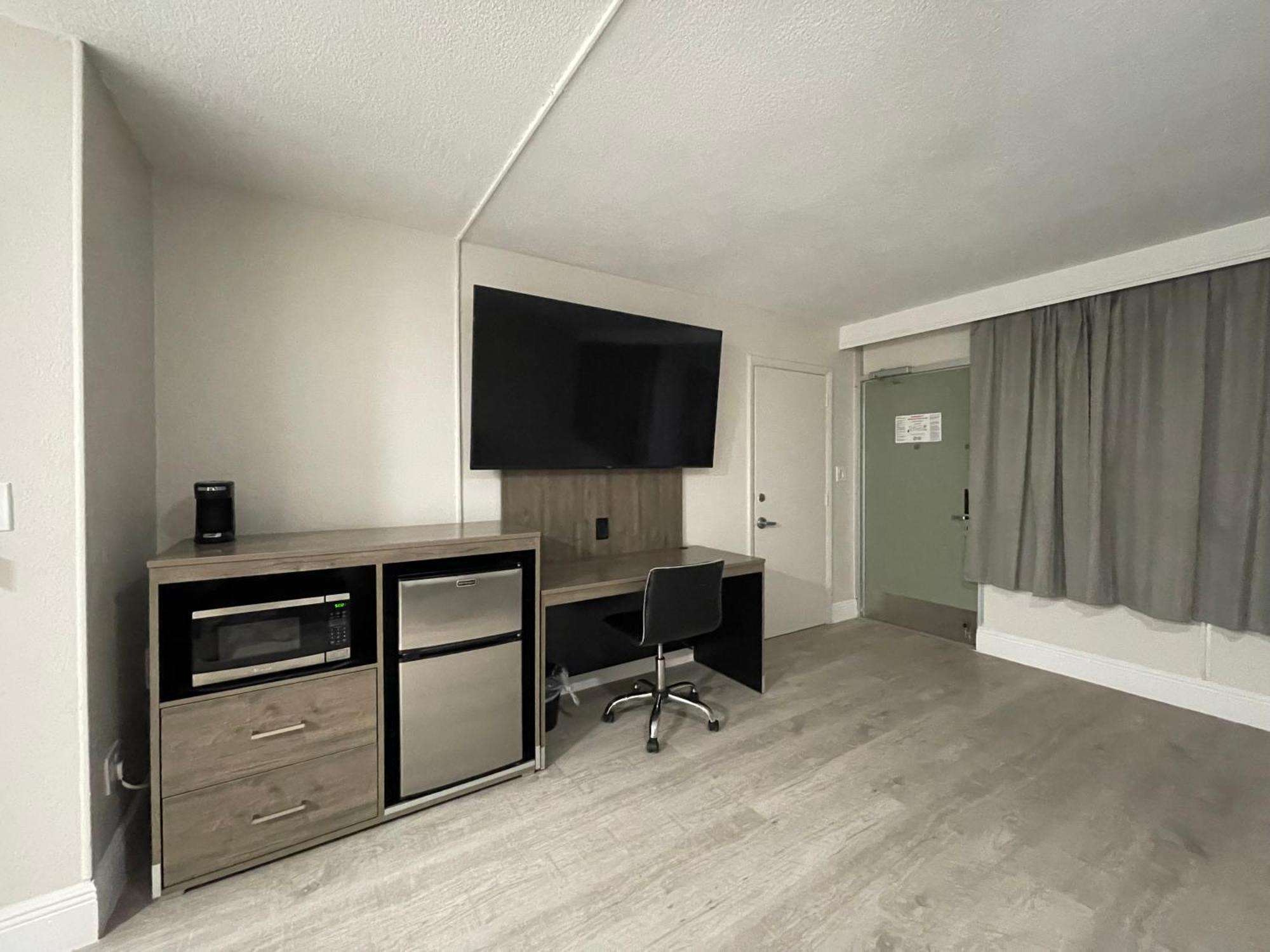 Quality Inn & Suites Airport-Cruise Port Hollywood Exterior photo