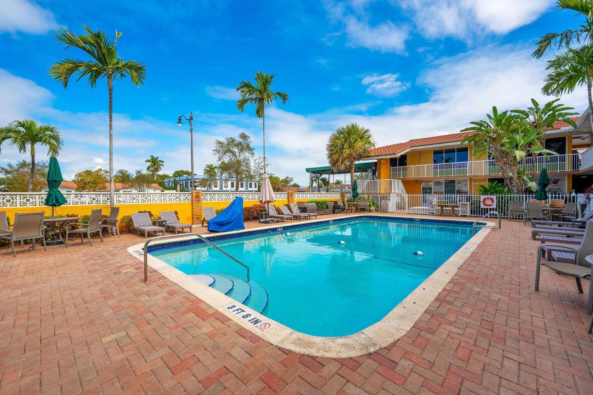 Quality Inn & Suites Airport-Cruise Port Hollywood Exterior photo