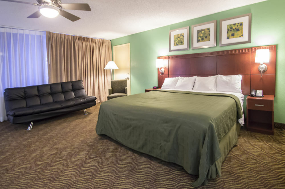 Quality Inn & Suites Airport-Cruise Port Hollywood Exterior photo